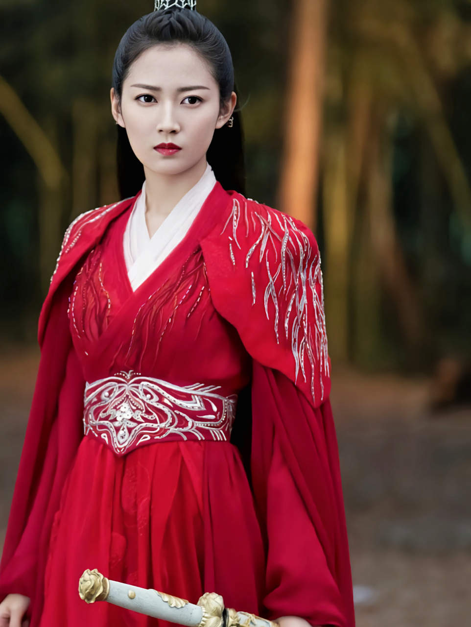 在光影的交错中,陈钰琪以她的每一次转身,重新定义了风采.