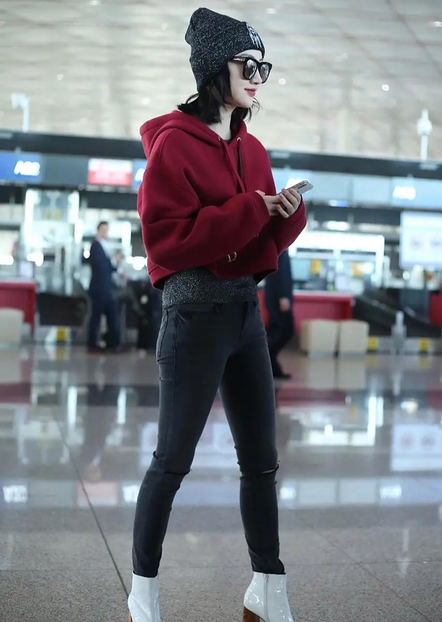 景甜的机场穿搭好有范,短款红卫衣搭配紧身裤,青春靓丽,元气满满!