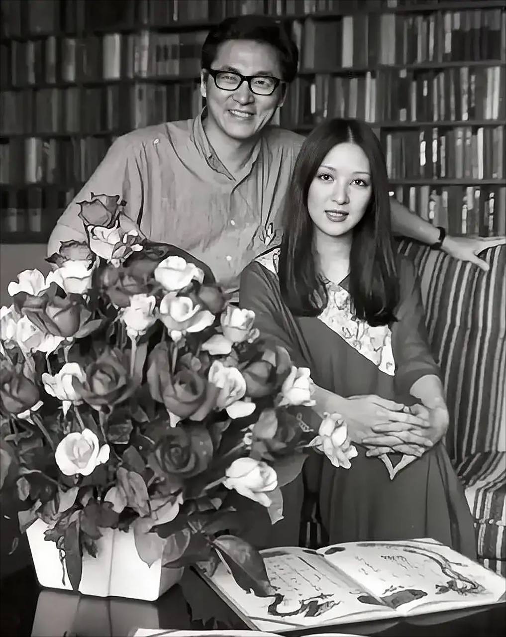 那时的翁美玲年轻漂亮,穿着时尚,身上洋溢着青春少女独有的光芒.