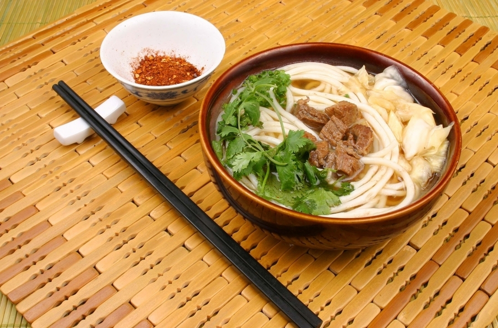 花溪牛肉粉发源地贵阳花溪地区,是贵州的一道特色名小吃,制作原料主要
