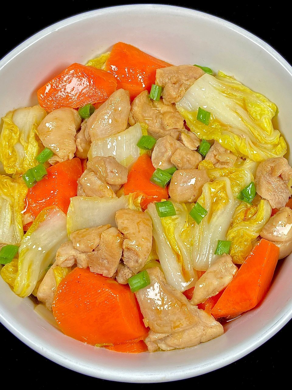 今日美食分享 食材:鸡腿,娃娃菜,胡萝卜 做法:鸡腿去掉皮,去骨切小块