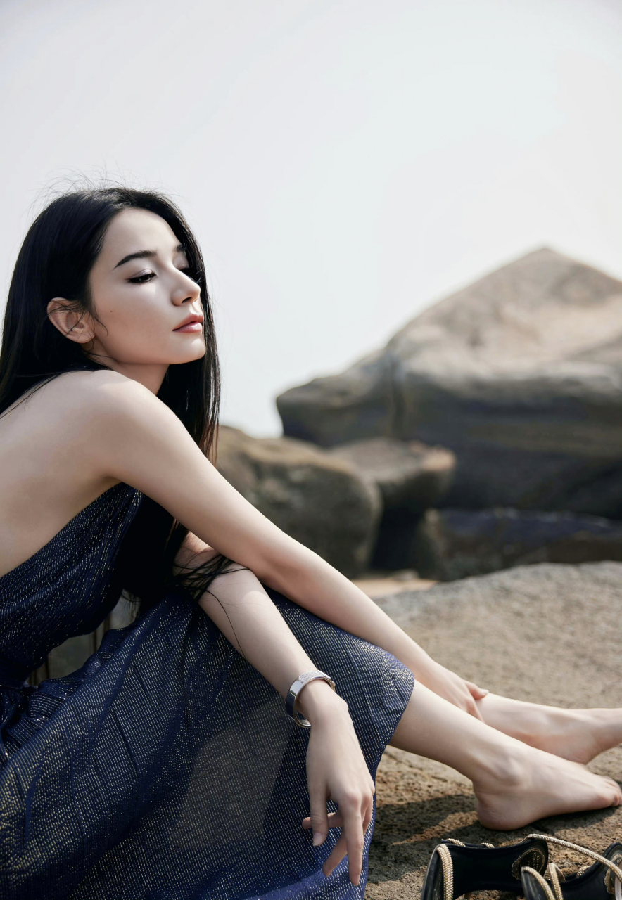 在代斯海边,石礁如古老的守望者静默伫立.