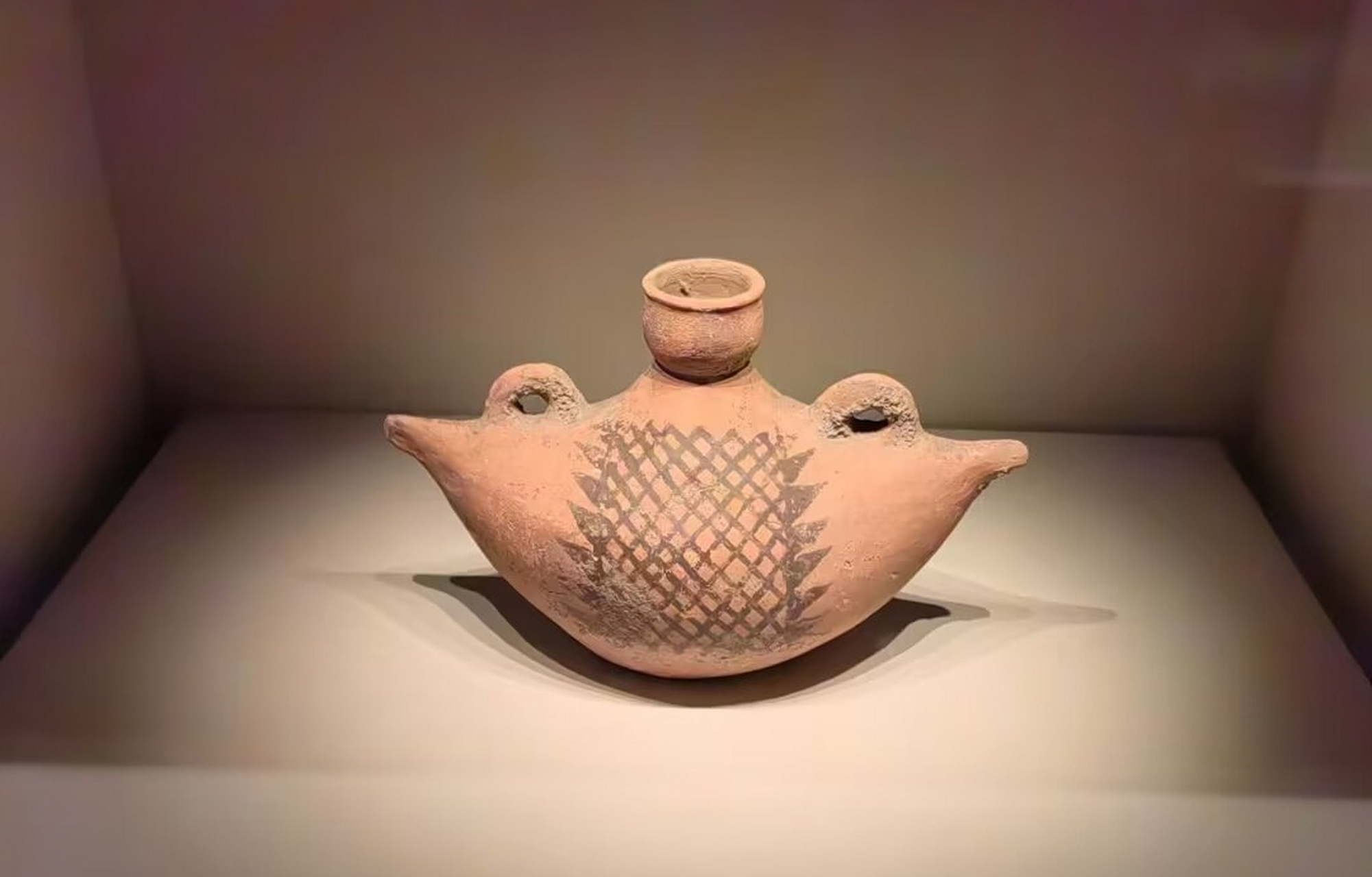 优质创作者专属激励活动#  图1船型彩陶壶,仰韶文化,1958年陕西宝鸡