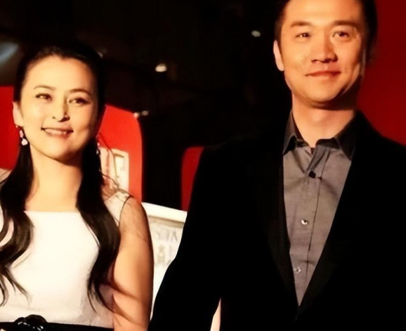 与黄志忠离婚,再嫁小9岁许云帆,丈夫对前夫儿子爱如己出