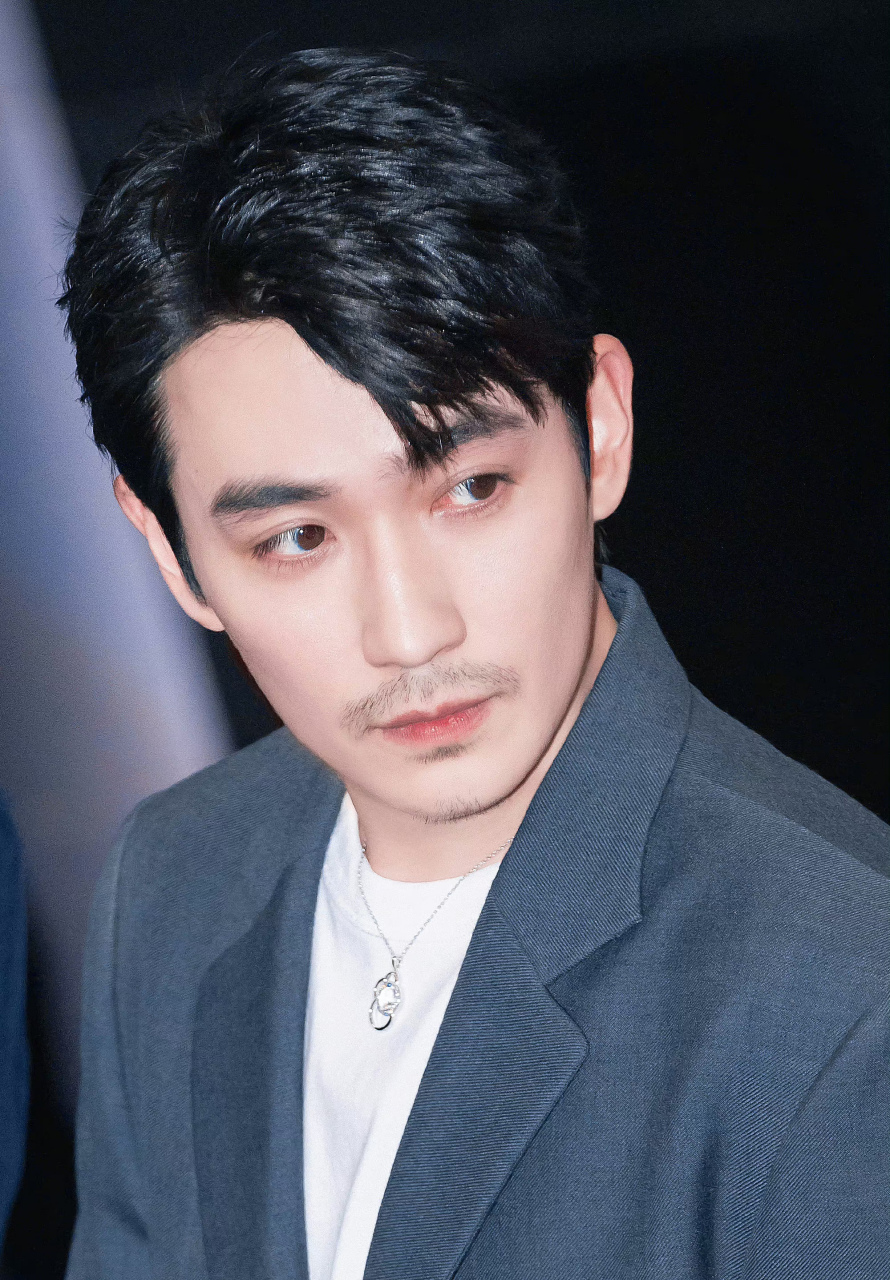 朱一龙这样的漂亮男人即便留胡子也是干干净净的!
