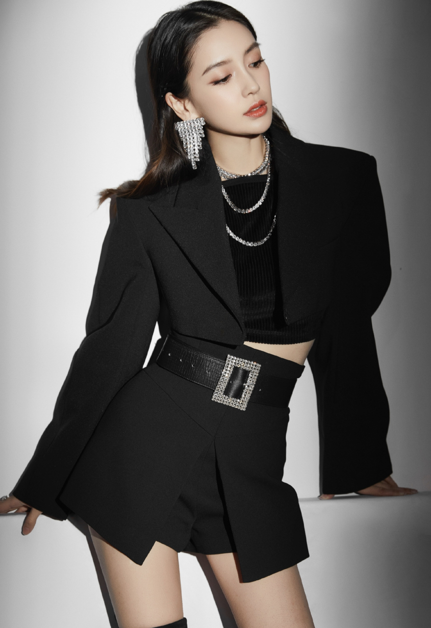 杨颖一身黑色穿搭,精致时尚,妩媚性感,又美又酷!