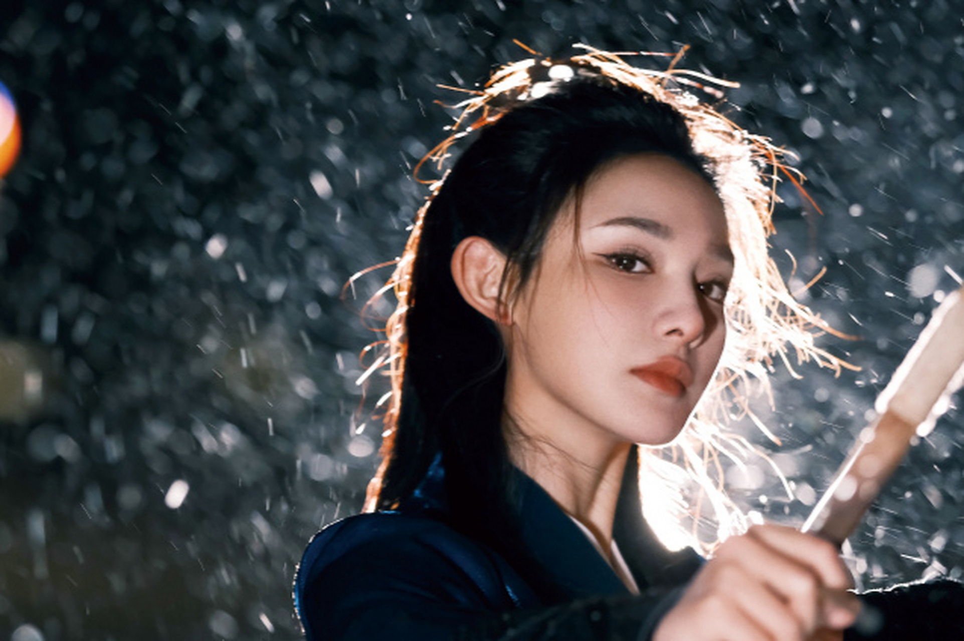 彭小苒最新古装写真中,女侠造型简约干练,配色清冷高级,服装质感丰富