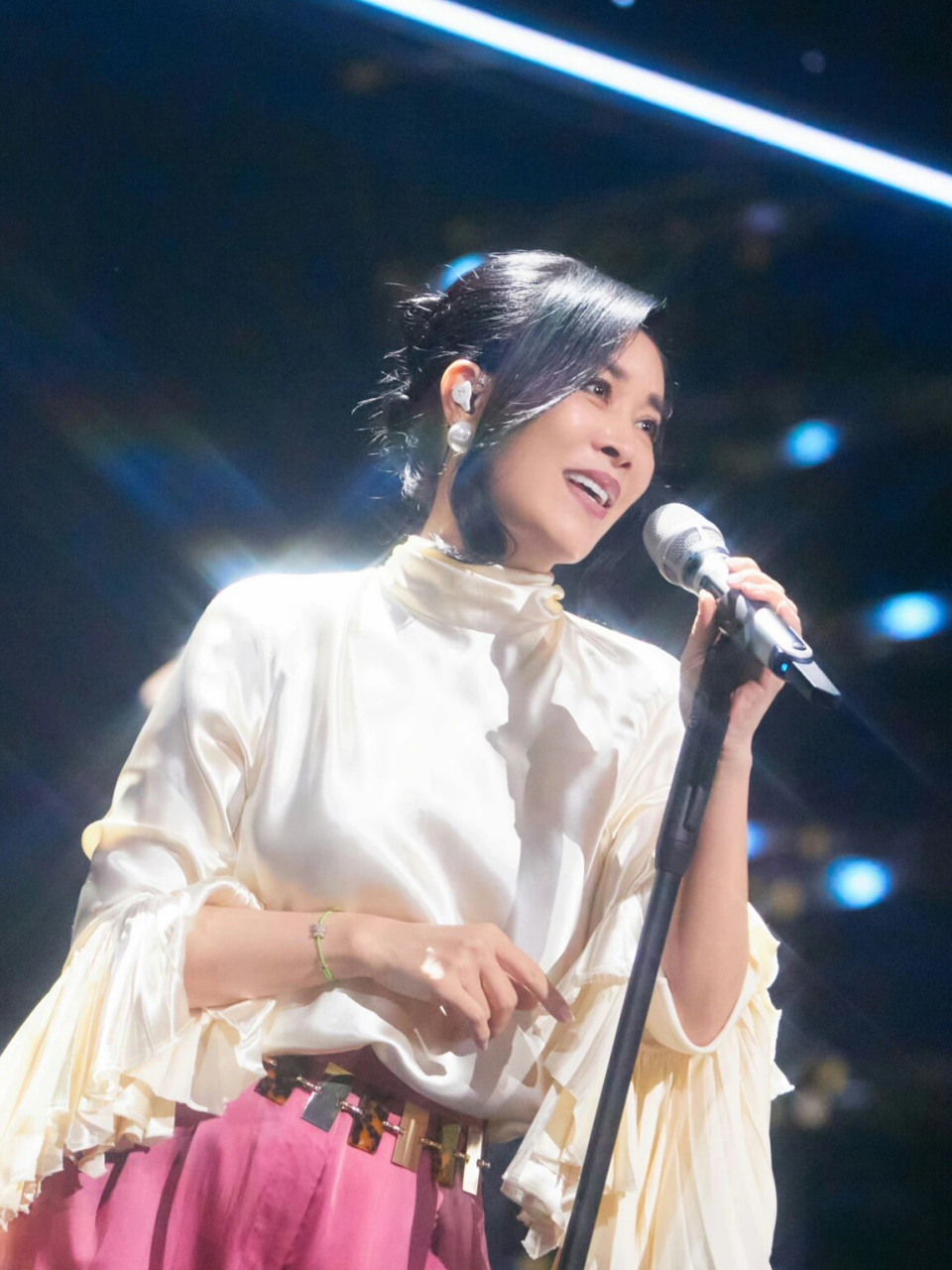 那英劝周迅不要上浪姐 在《向往的生活》节目中,那英热情地劝阻周迅