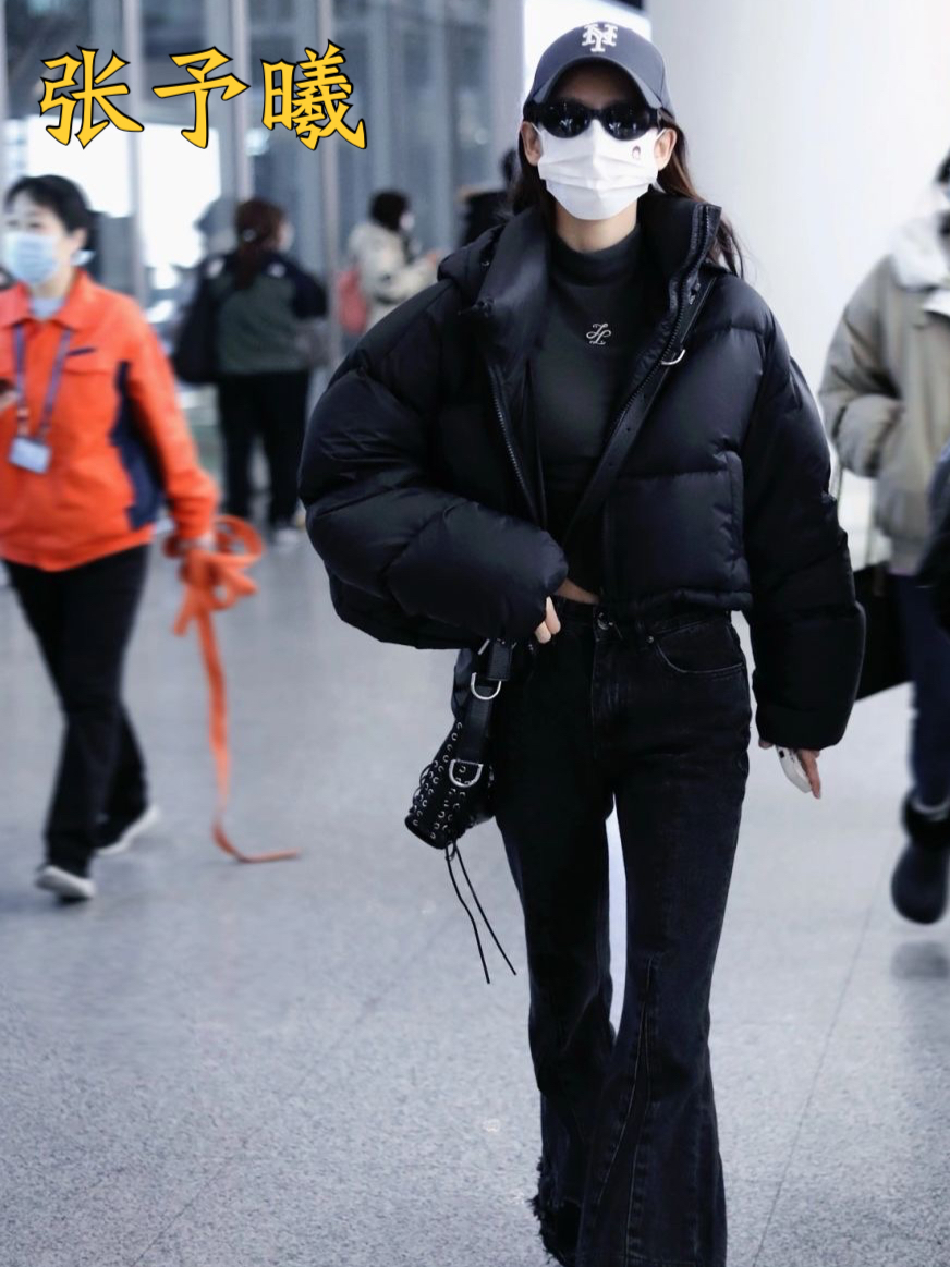 张予曦穿啥都好看  黑色短款羽绒服黑色微喇裤黑色棒球帽  [色]主打的