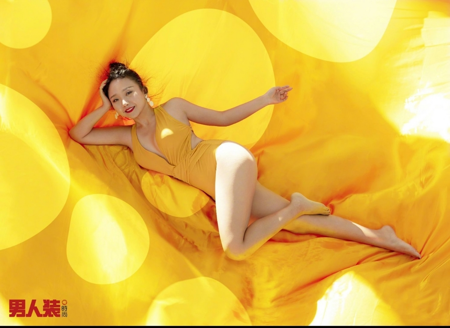 辣目洋子男人装,虽然丑,但是很可爱,很搞笑,她做到了让女人不嫉妒,让