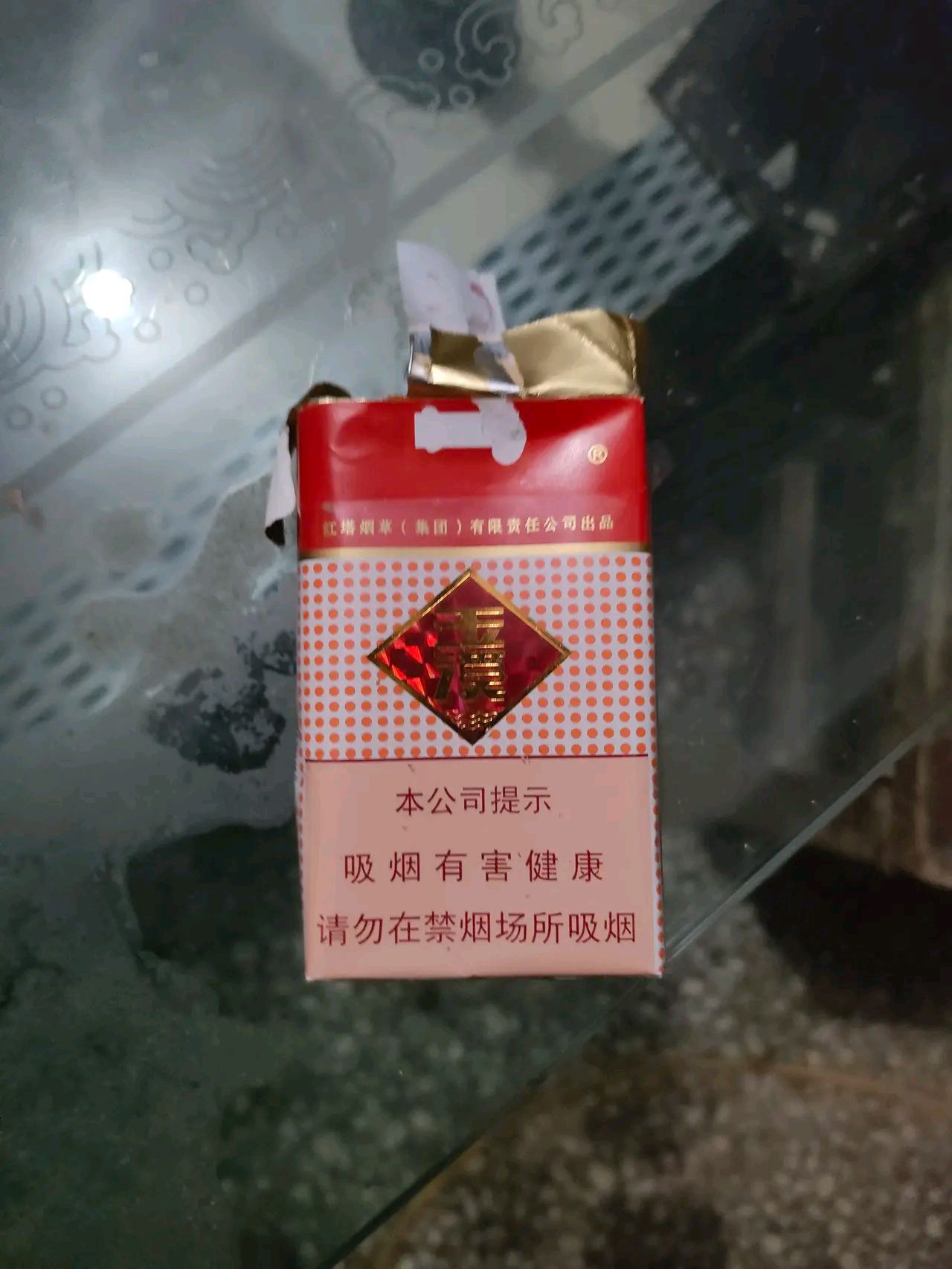 起因是我爸偷偷买了盒玉溪烟,正要点上时被我妈发现了,她一把夺过烟