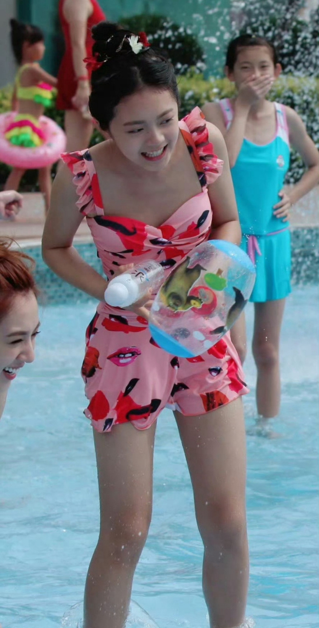 赵今麦泳装照,挺惊艳的一个女生.