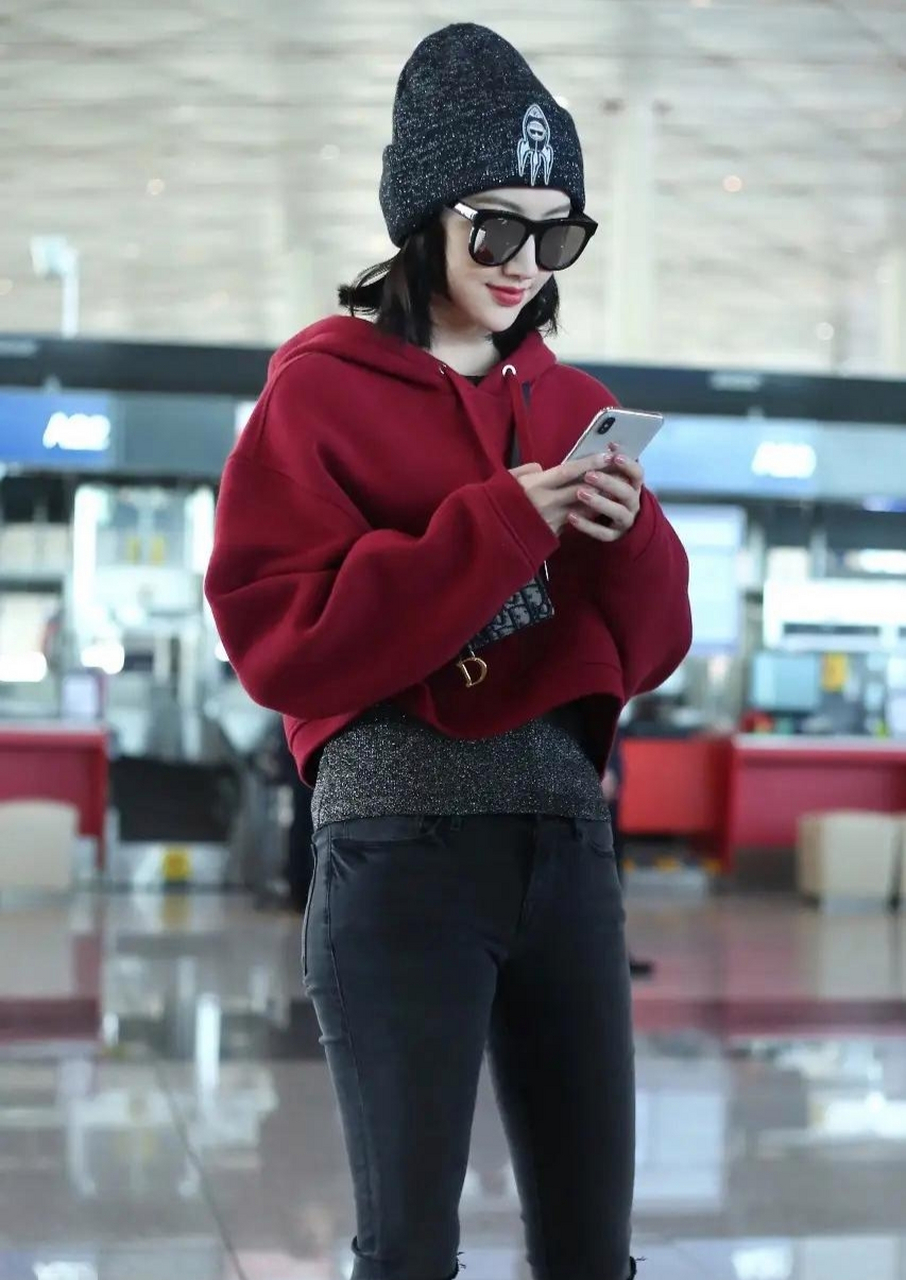 景甜的机场穿搭好有范,短款红卫衣搭配紧身裤,青春靓丽,元气满满!