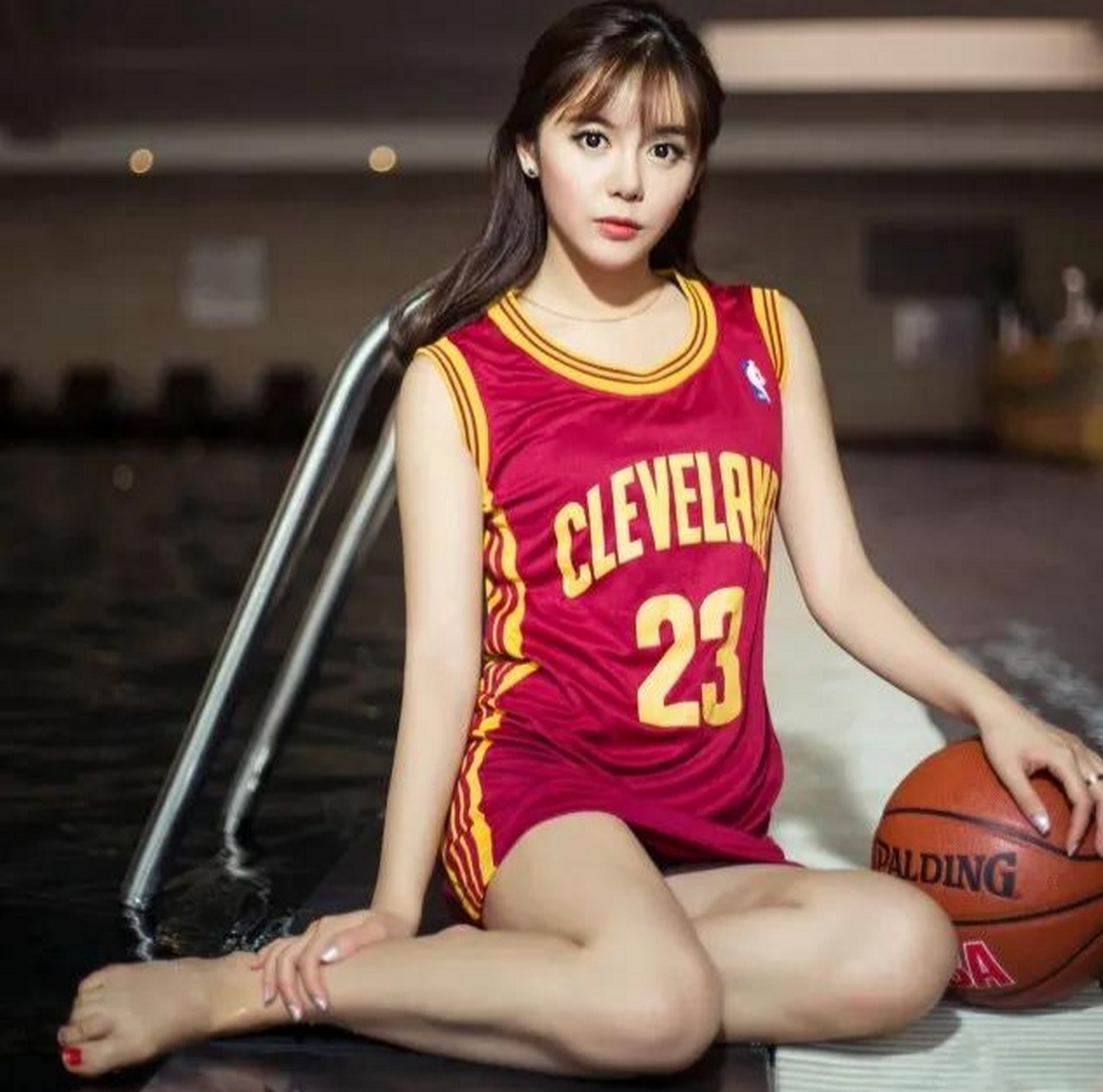 美娜早期时候的模样与现在相比,简直像变了一个人,现在的美娜无论是