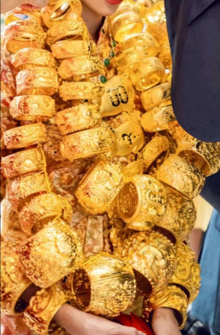 北方人第一次来广东喝喜酒,新娘满身都是金,豪华酒席不简单