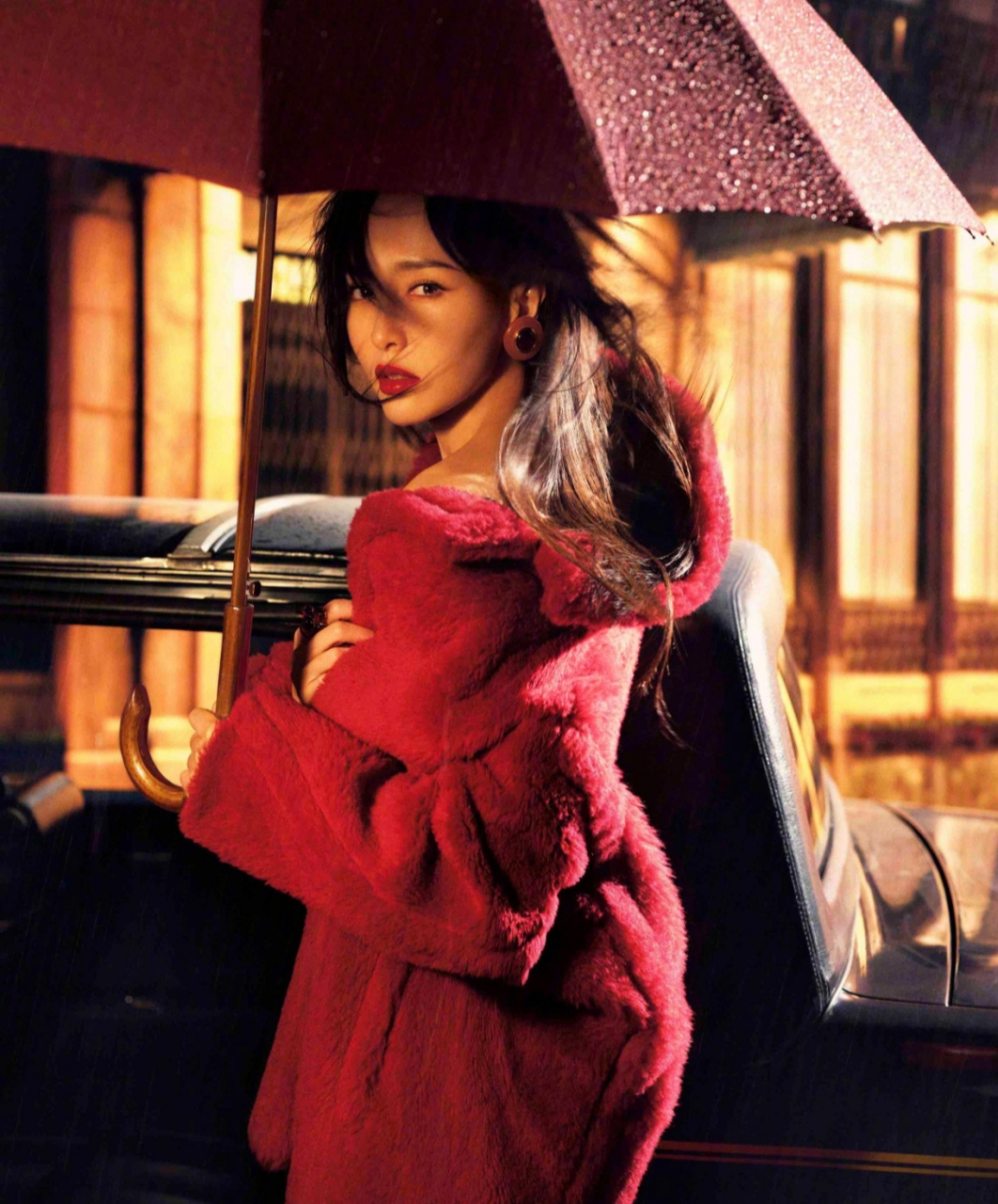 唐嫣复古写真惊艳亮相,《时装》杂志开年刊封面  近日,著名演员唐嫣登