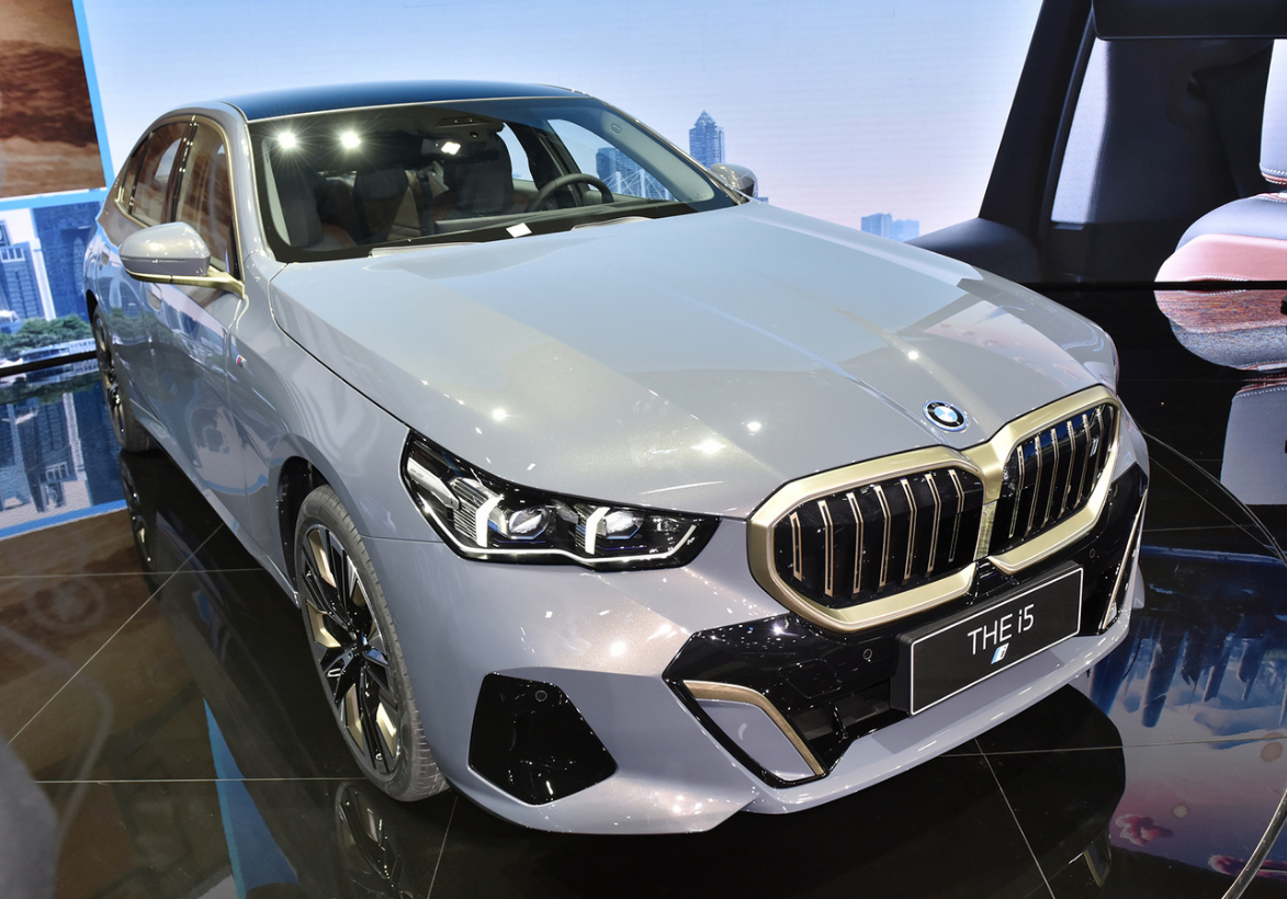 外观内饰堪称小7系全新宝马i5正式上市入门版就足够了