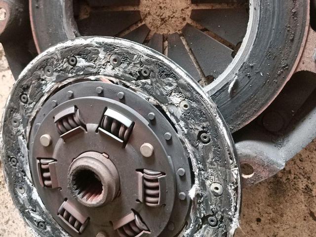 手动挡车主必看!离合器片磨损的三大信号,及时更换避免损坏