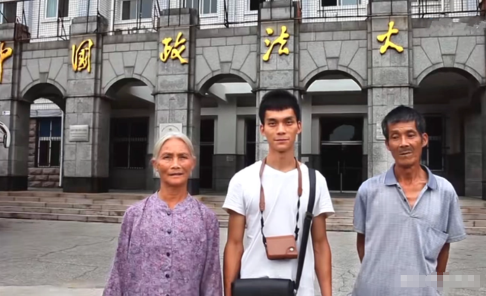 回顾广西小伙为考清华参加14次高考复读时父亲去世最后考上没