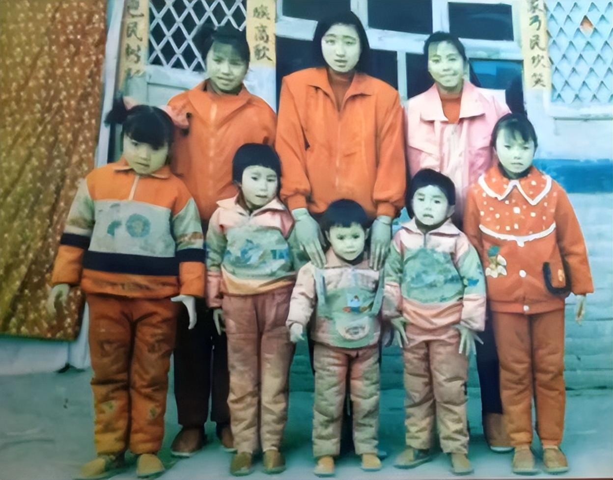 回顾山西夫妻生12胎才有儿子11个姐姐为弟弟结婚凑32万后来如何