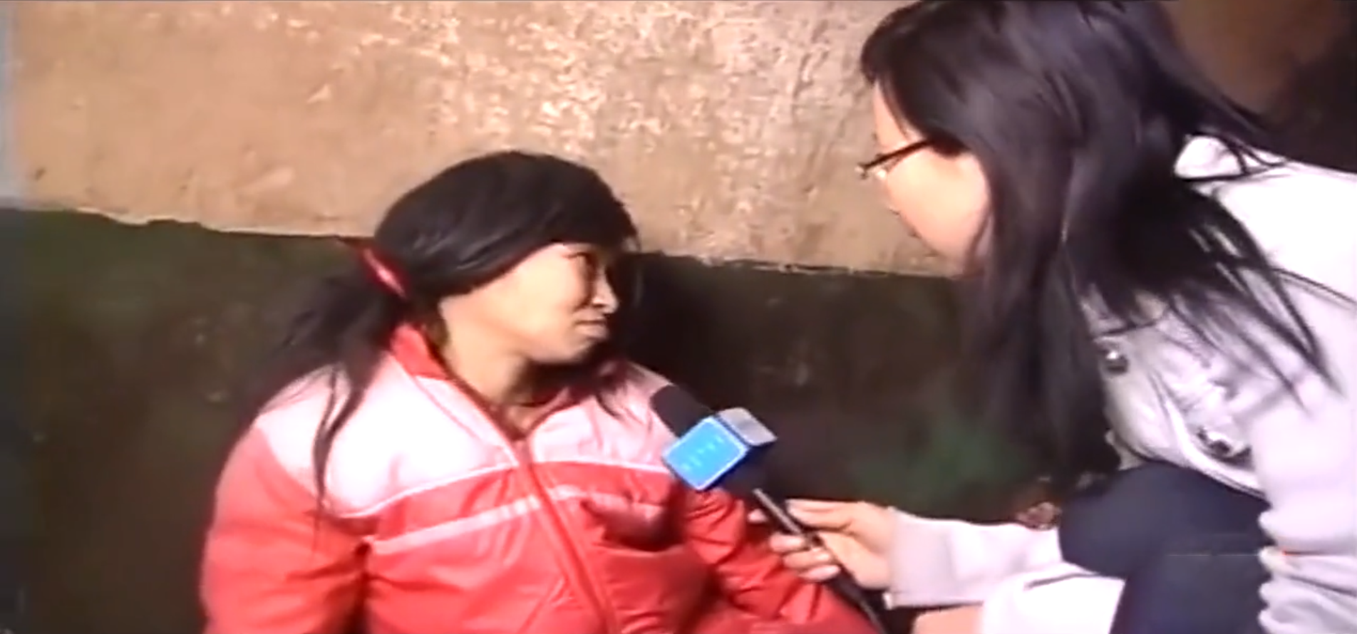 王秋月看到曹小青的惨状心里想着一定要帮助这个可怜的女子找到家人