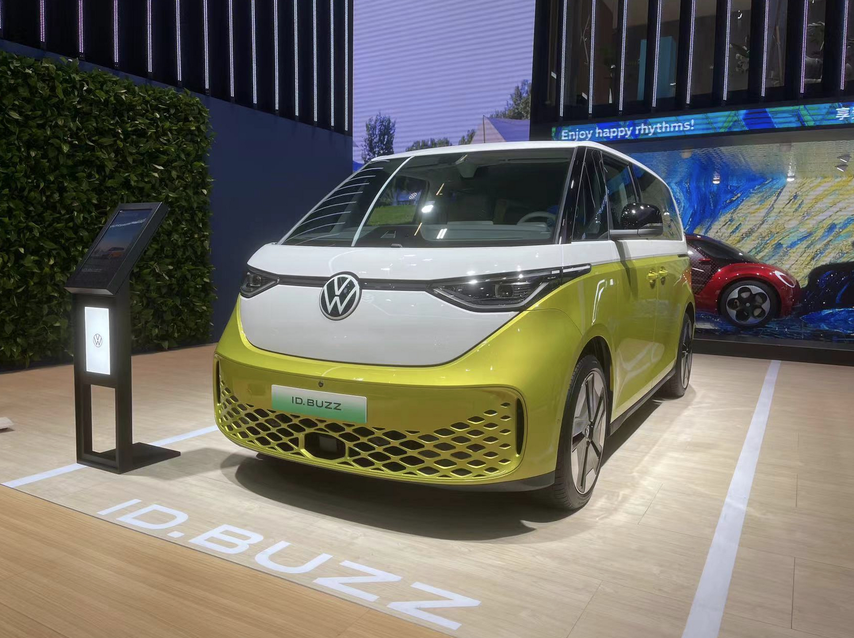 经典面包车t1的纯电版来啦!大众id.buzz可爱造型,电动滑门吸睛.