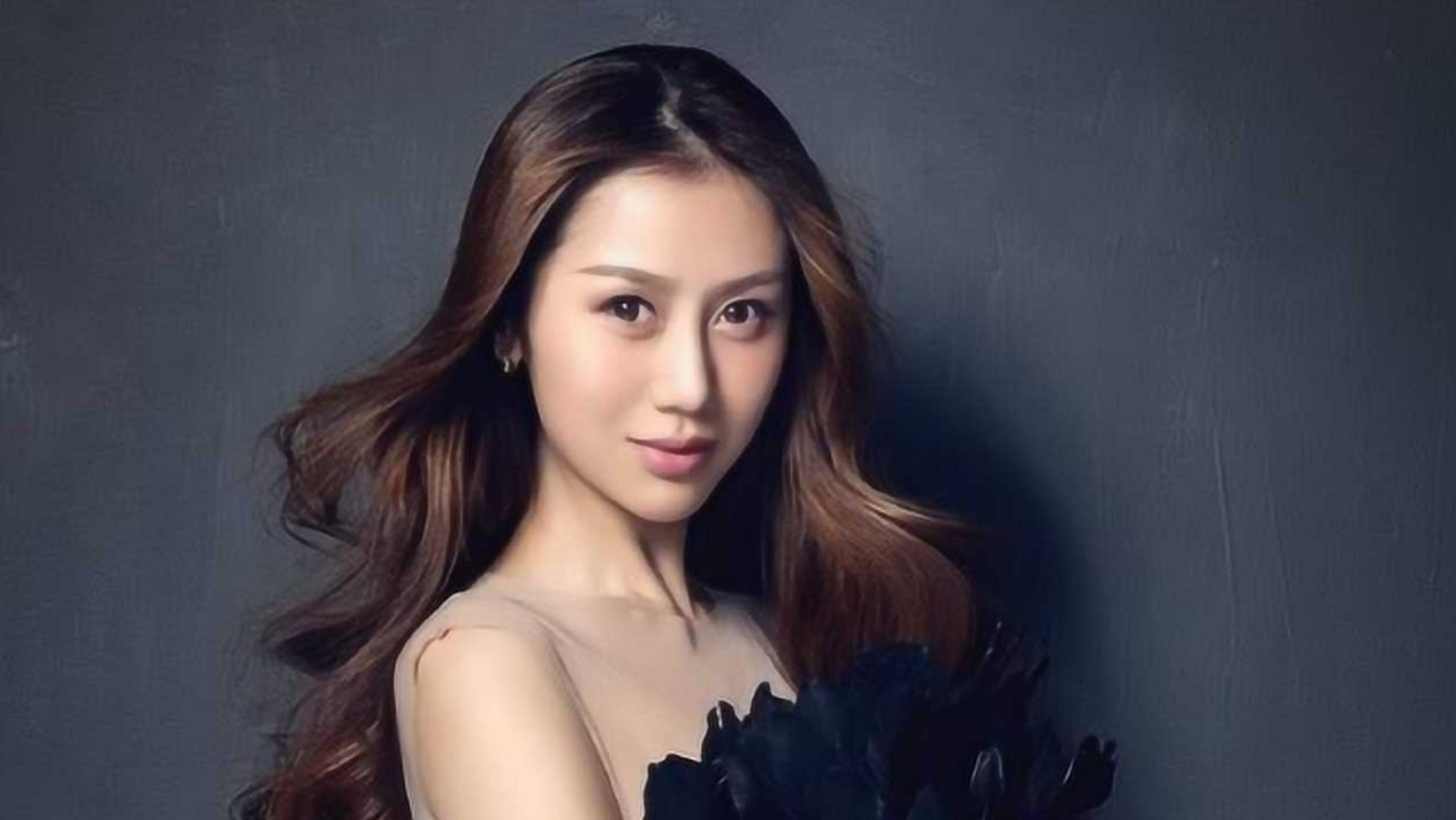 网友调侃道,汪峰勇于追求爱情,多次结婚离婚,陈露似乎与之契合