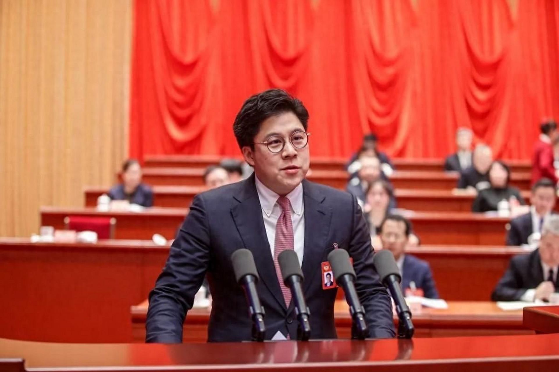 霍启刚宣布以天津市政协委员的身份赴任,豪门公子从政引发关注.