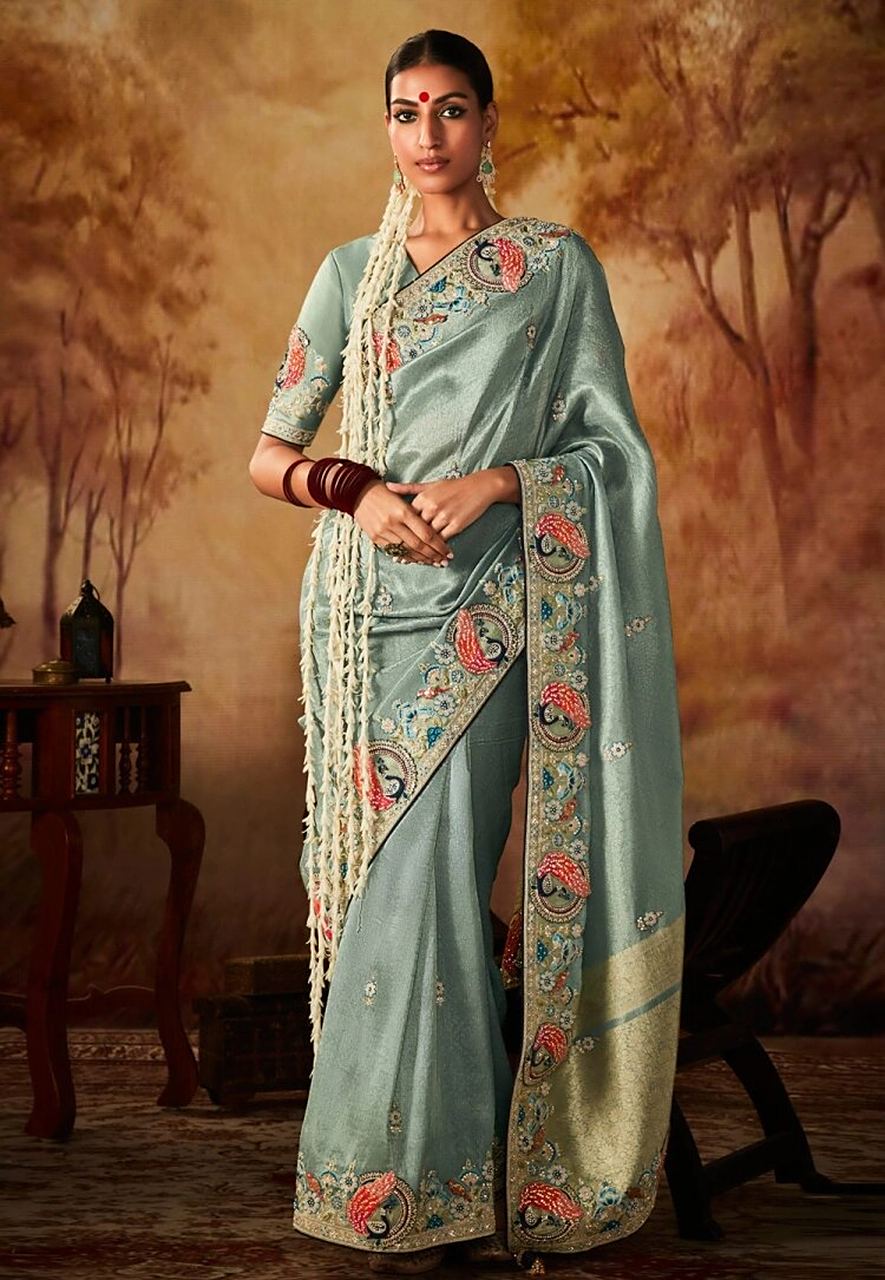 谈论细节与整体时,我不得不提一下这款唯美重工刺绣带钻的印度纱丽