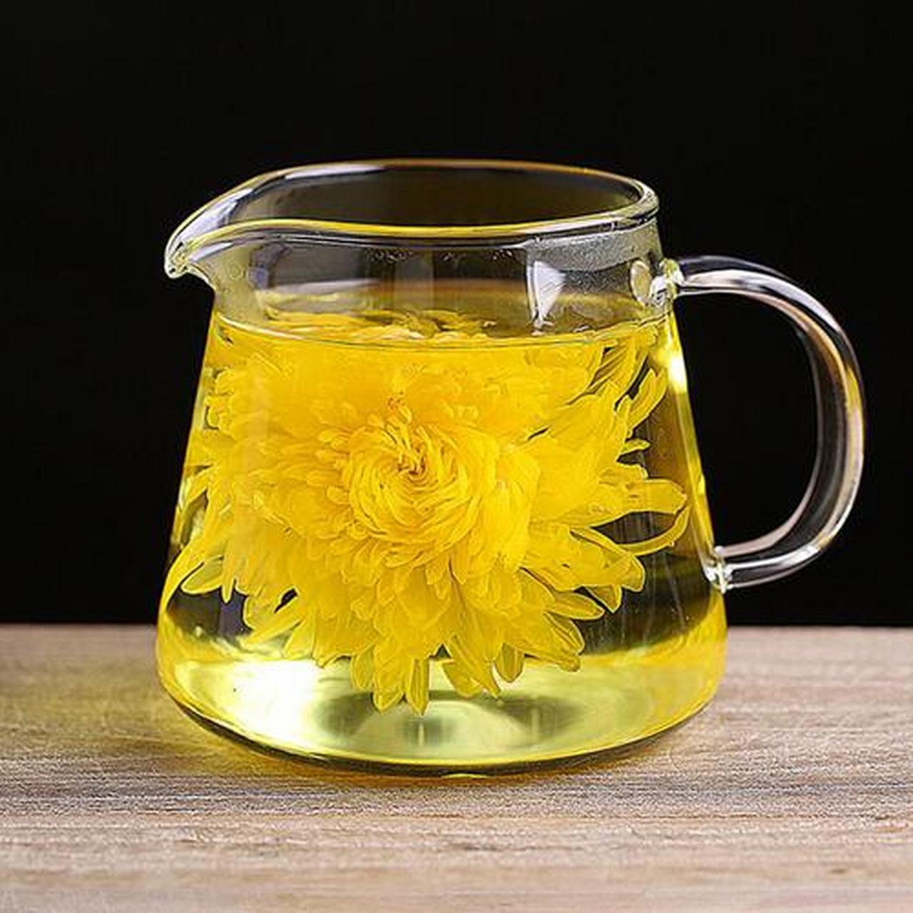 春节养生茶饮推荐——菊花茶 菊花茶是一种非常适合春节养生的茶饮.