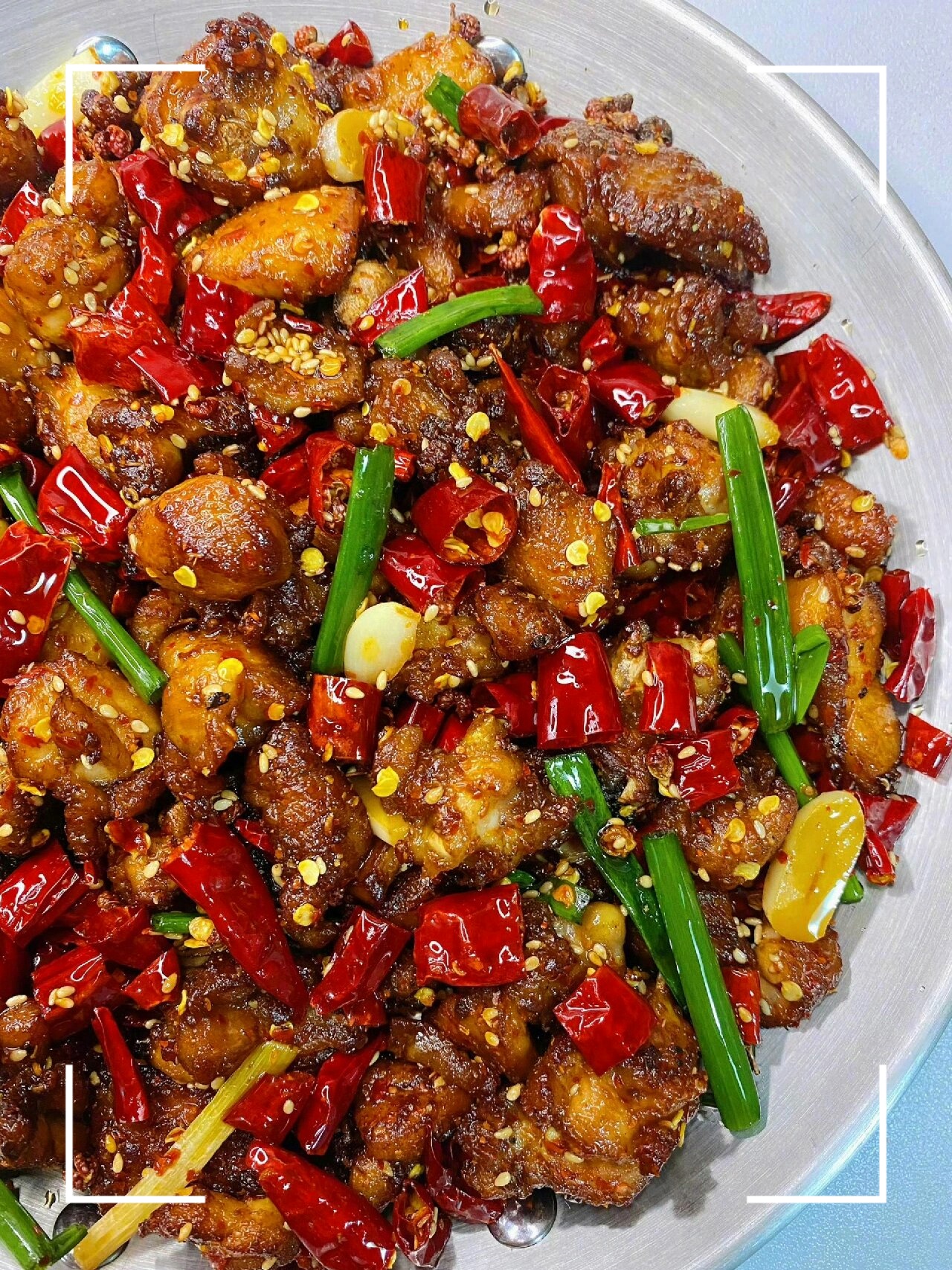 三个鸡腿肉,生姜,玉米淀粉,鸡蛋,干辣椒,花椒,蒜,葱 #辣子鸡丁# #家常