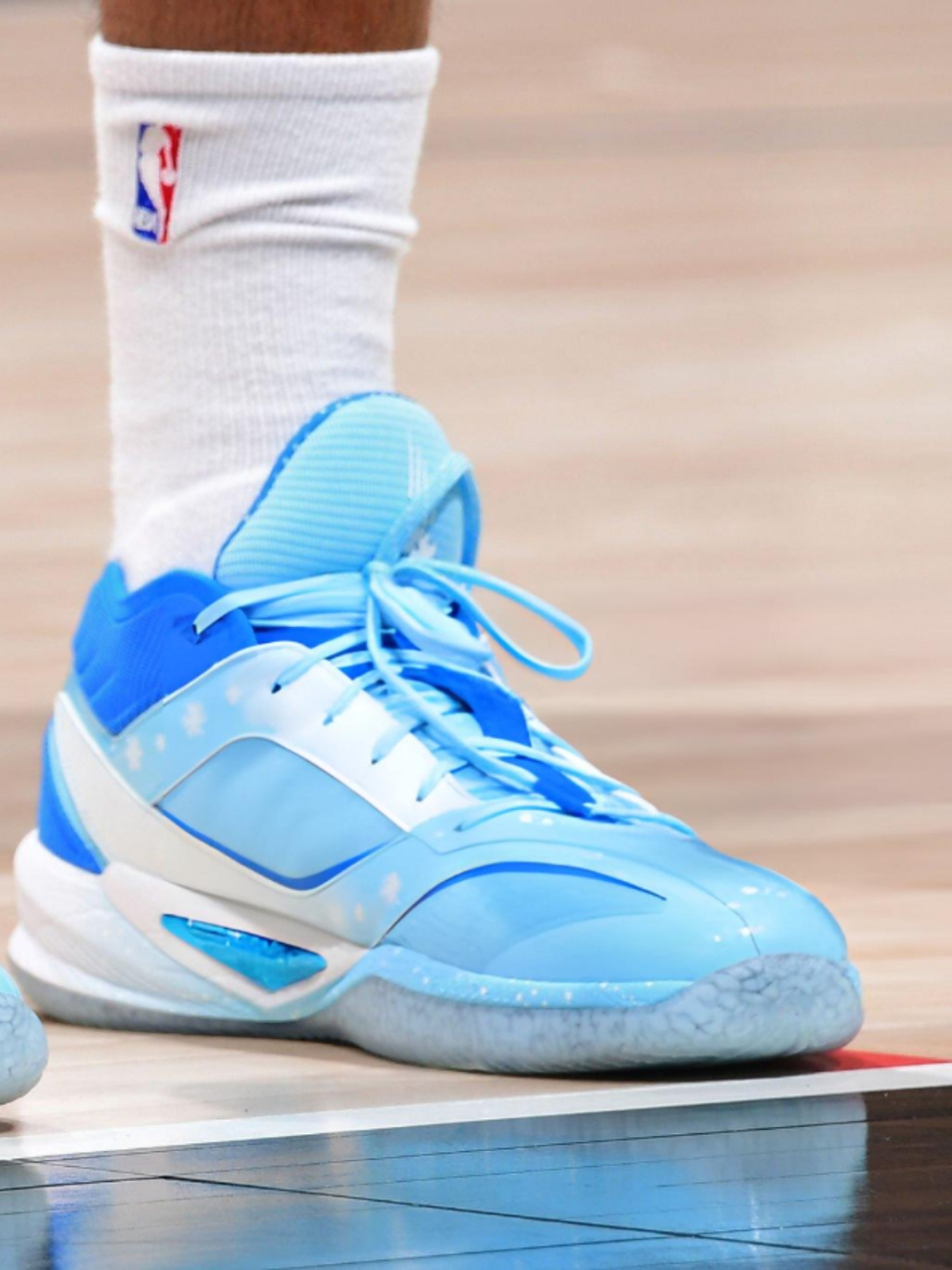最近上脚球鞋欣赏  这些球鞋都是近期nba赛场上一些球员们的选择,且