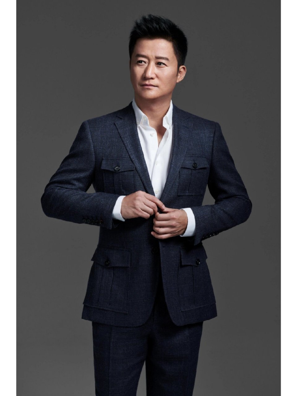 吴京近年来收到了众多夫妻真人秀节目的邀请.