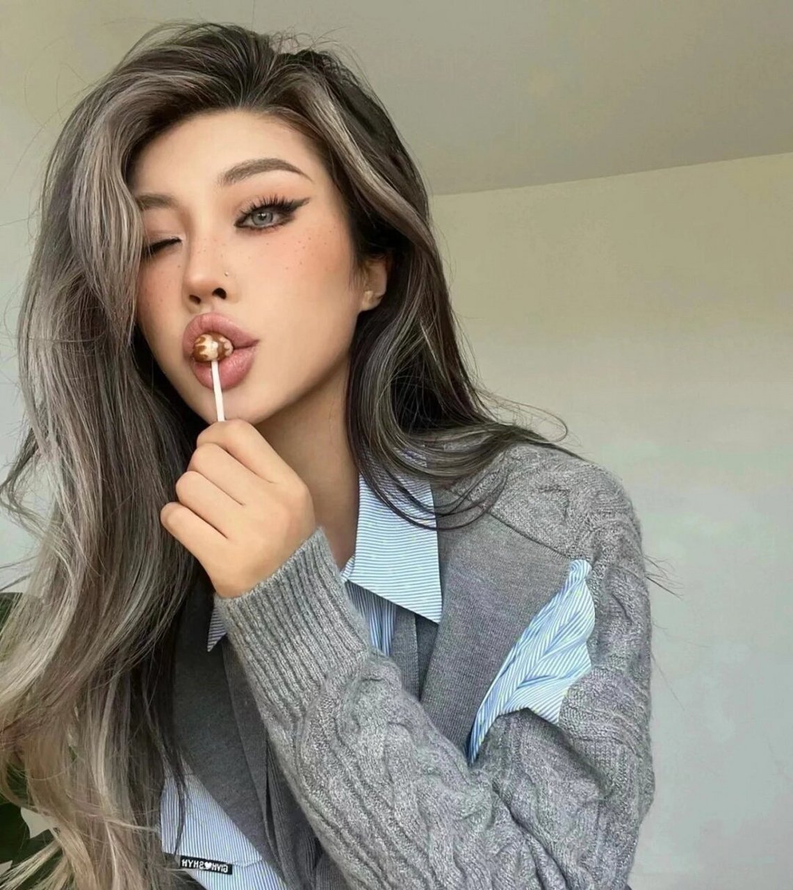 混血法式染发  为了保持发质健康并展现时尚混血效果,法式混血染发