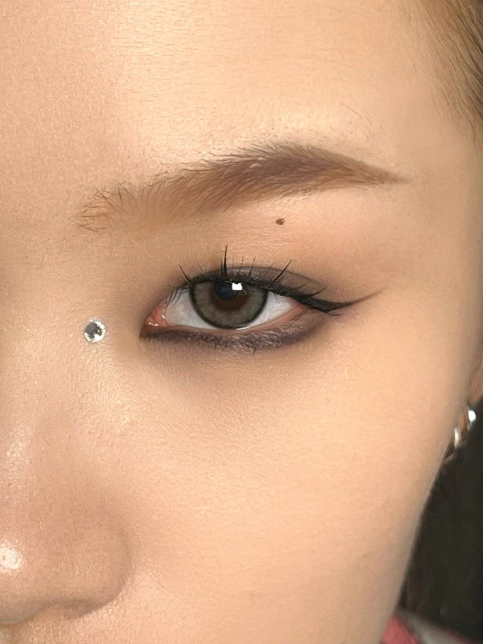 jennie亚裔猫眼全包烟熏妆容参考  这款妆容无比适宜在海滨或音乐节上