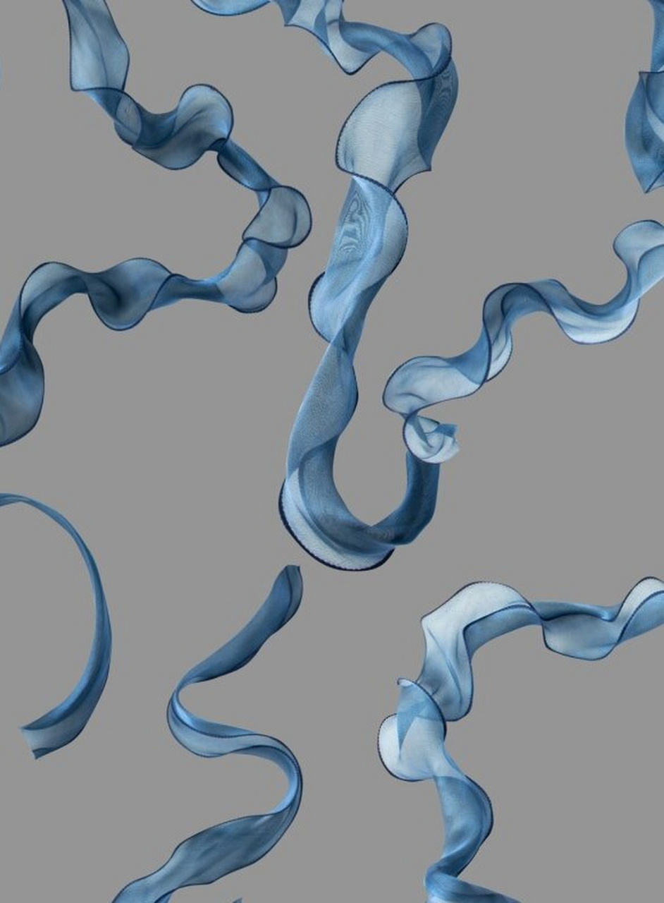 这些飘带不仅色彩丰富,而且细节精致,仿佛真的来自