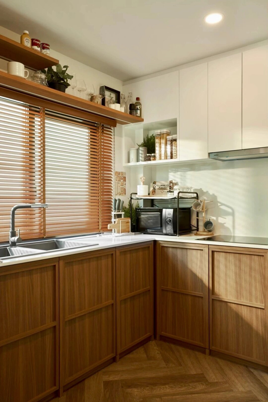 在保留承重柱的基础上精心规划出u型厨房格局,选用