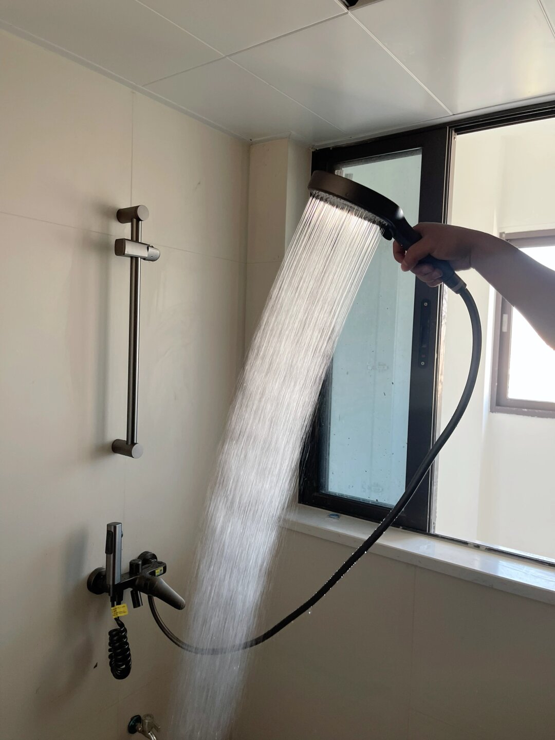 花洒套装在市场上备受关注,其质量和性能成为消费者关注的焦点.