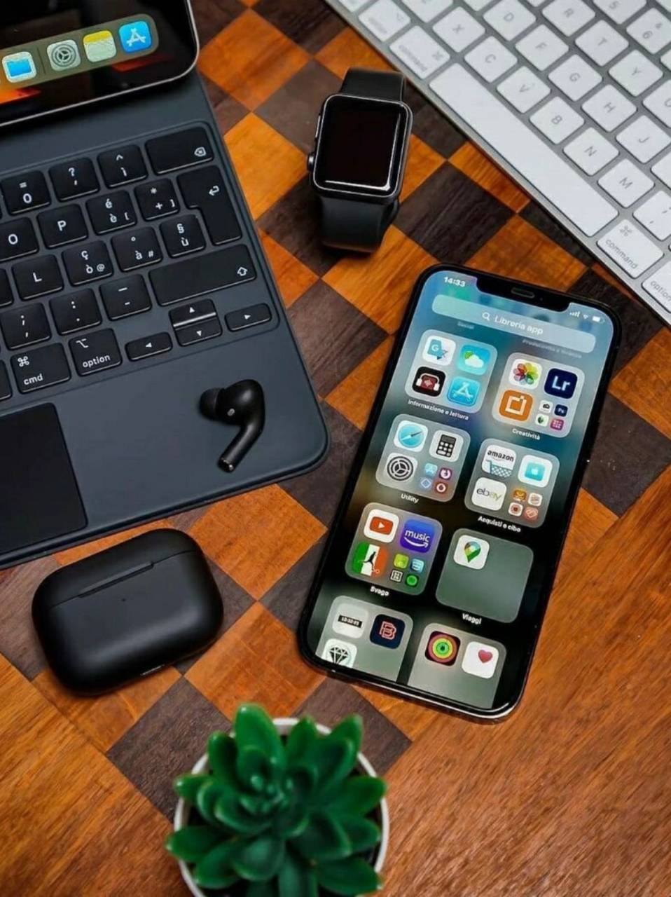 苹果全家桶是指苹果公司的一系列电子产品,包括mac电脑,iphone,ipad