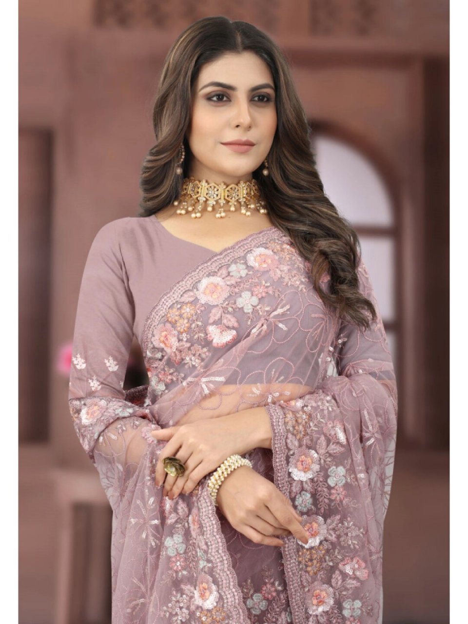 想象一下,身着这款印度纱丽,在阳光下翩翩起舞,那画面简直美得让人