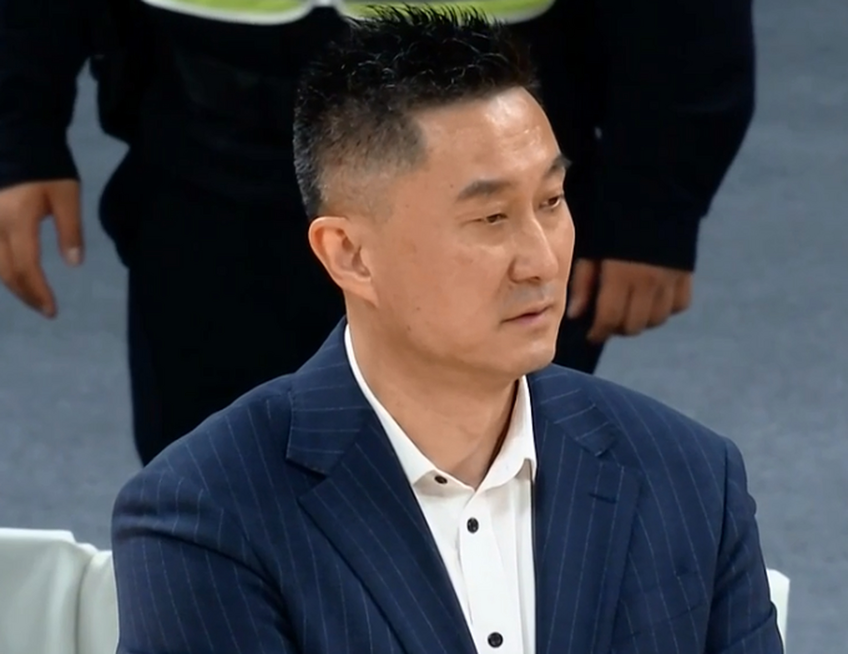 沃特斯配徐杰,广东的进攻篮板被抢爆了!