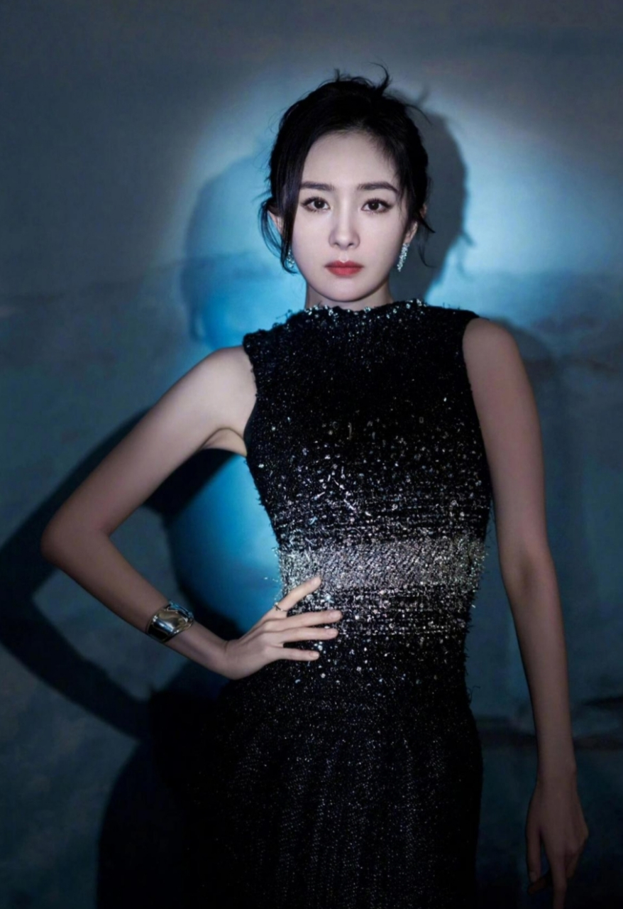 杨幂一袭黑色亮片鱼尾服,眉尾生风,身姿婀娜,如星辰一般灿若星河.