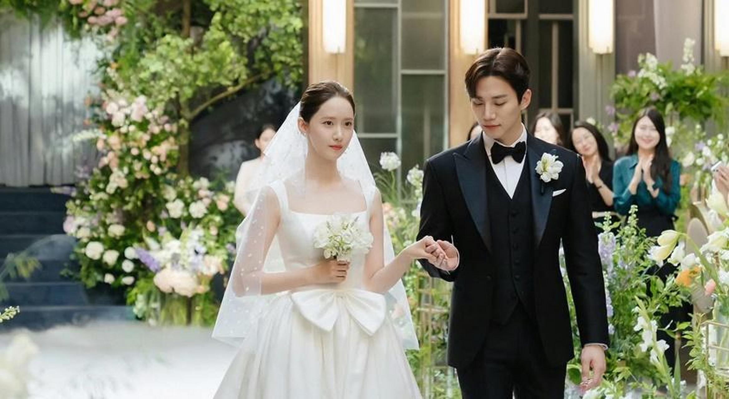 林允儿17岁出道,长相甜美,身材高挑,粉丝无数.