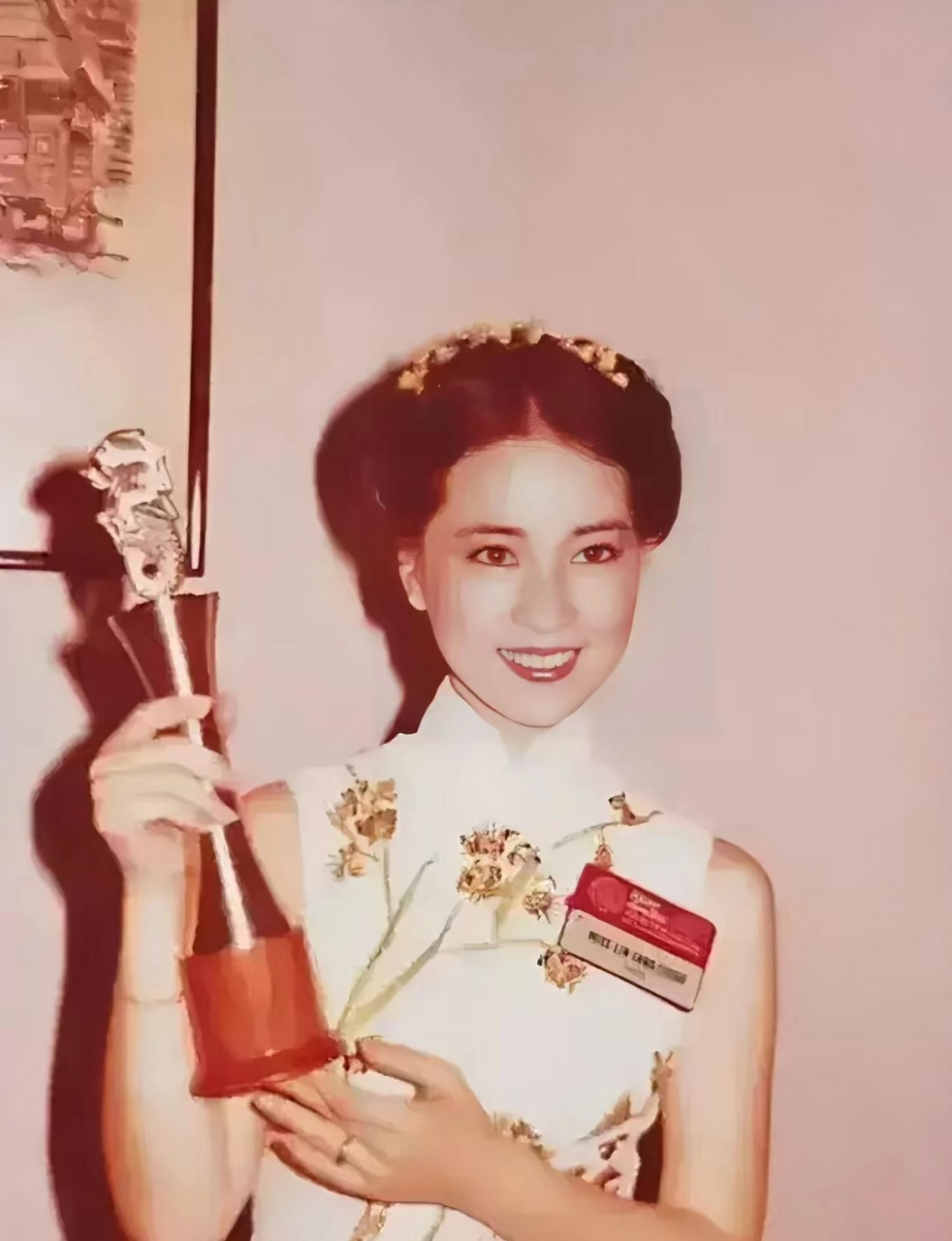 成龙的妻子林凤娇获奖时的照片