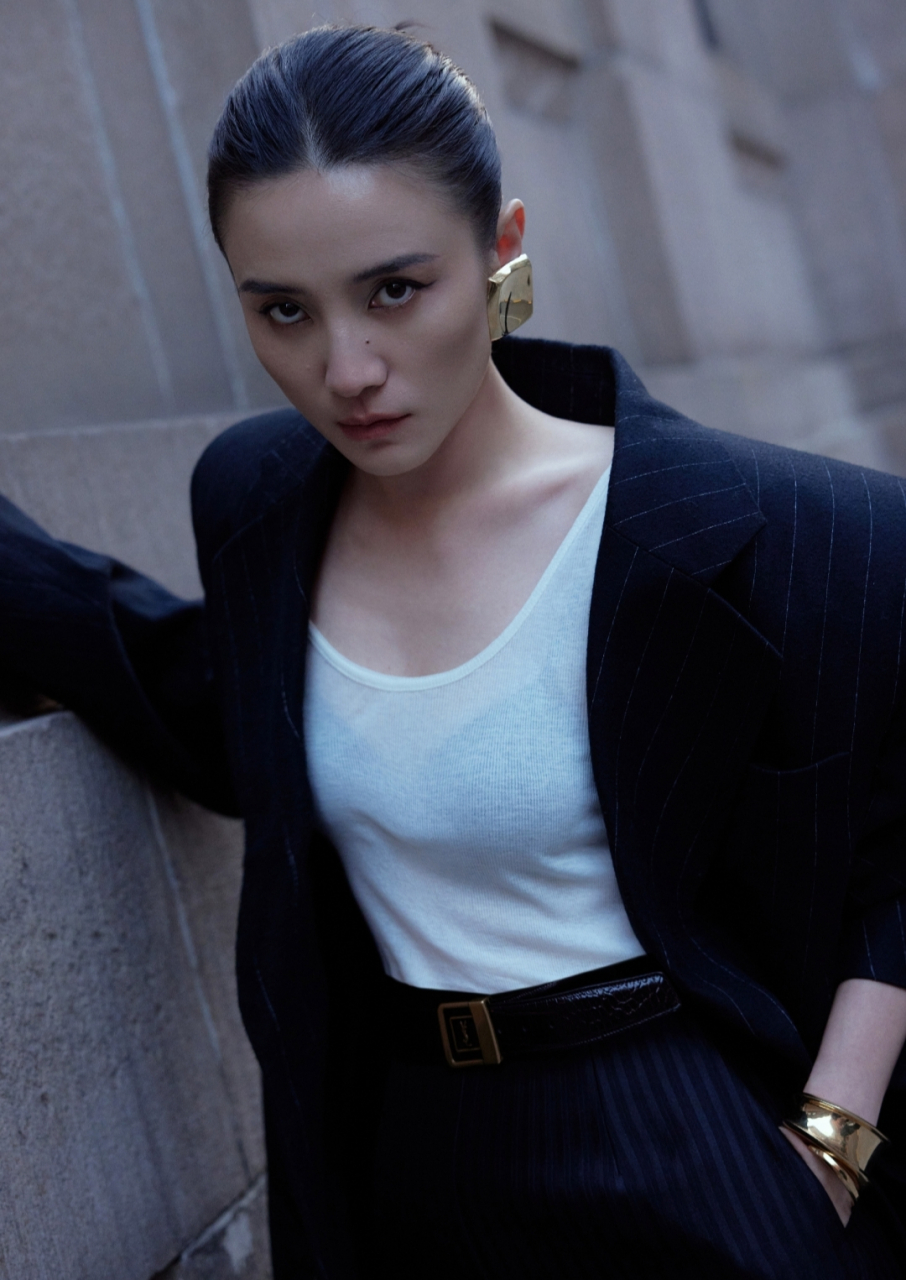 宋佳身穿黑色西装搭配半身裙,精明干练,气场全开,每次出场都是一场