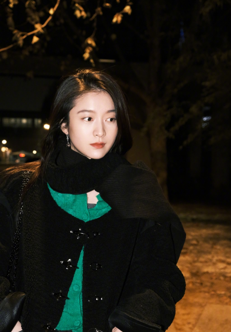张雪迎身穿黑色外套搭配绿色毛衣,简简单单,俏皮明朗的少女感,给人一