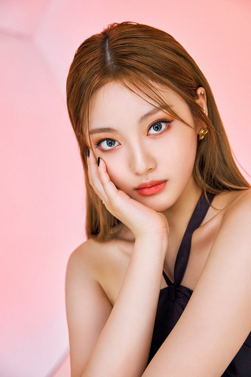 宁艺卓,一位气质出众的美女,她的存在仿佛是一道绚丽的风景线,让人为