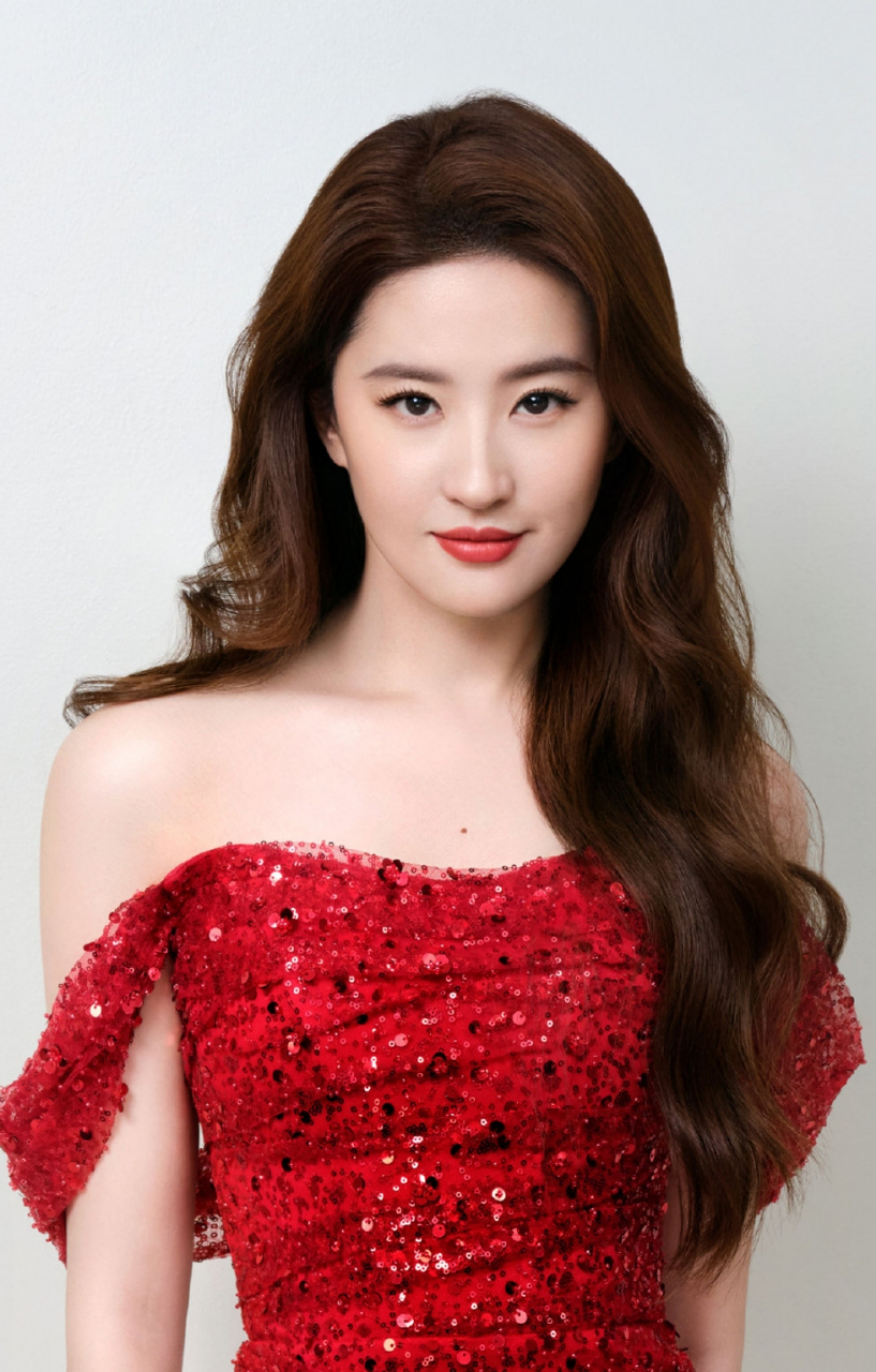 刘亦菲回京机场# 仙女姐姐刘亦菲结束了一个月的国外行,回到了中国