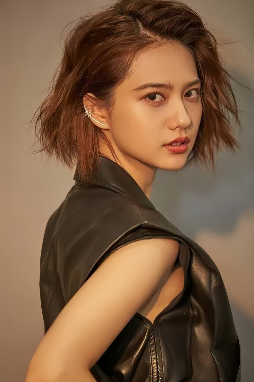 姜珮瑶在电影《人工智能:伏羲觉醒》中扮演了一位经验丰富的高知精英
