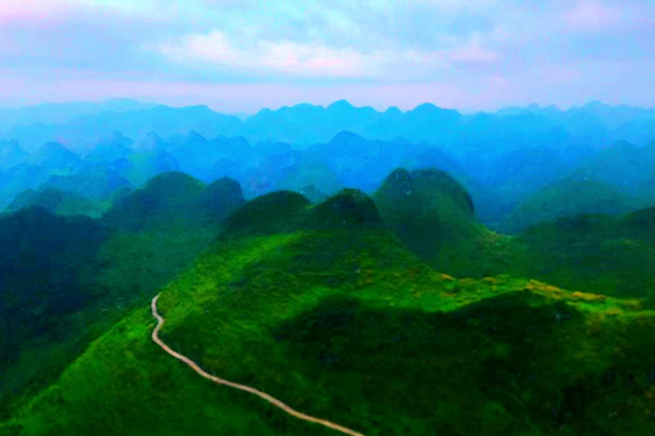 靘雾山是广东省清远市阳山县的一座海拔830米的高峰,被誉为"万峰之王"